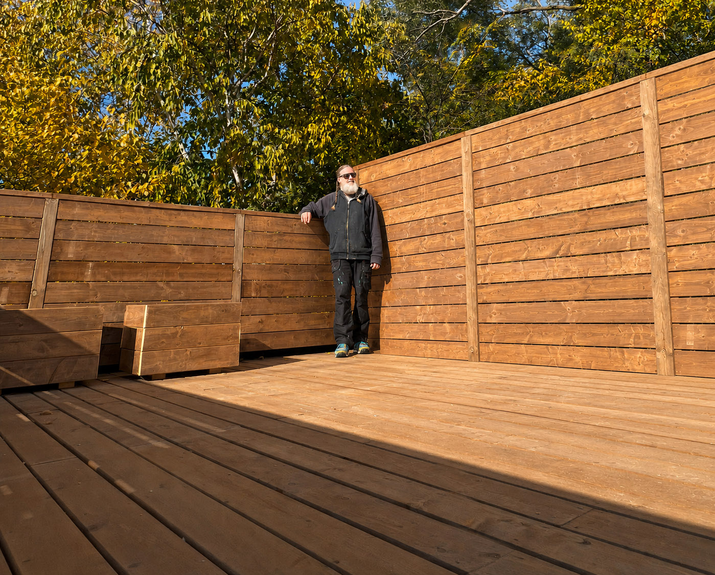 Large deck with horizontal privacy walls